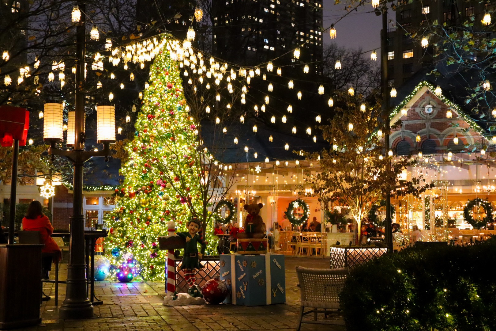 タバーン・オン・ザ・グリーンのクリスマスツリー | ニューヨークお